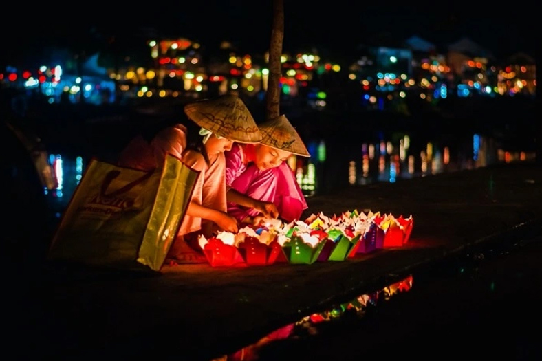 Thả đèn hoa đăng trên sông Hoài